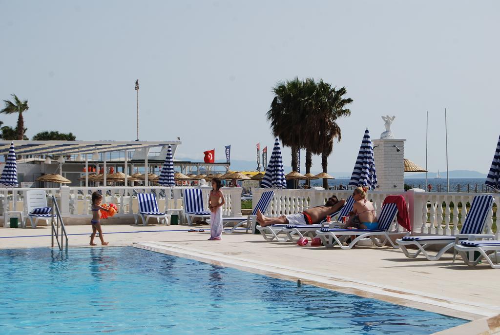Club Blue White All Inclusive Тургутрейс Екстер'єр фото