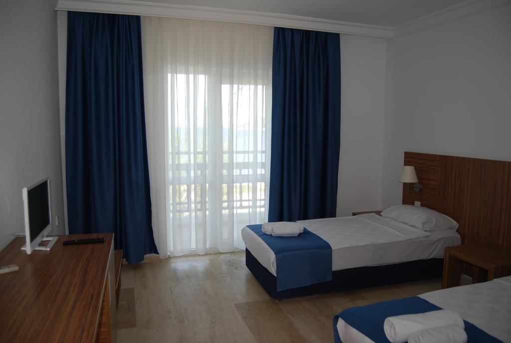 Club Blue White All Inclusive Тургутрейс Номер фото