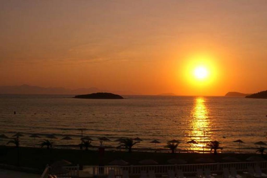 Club Blue White All Inclusive Тургутрейс Екстер'єр фото